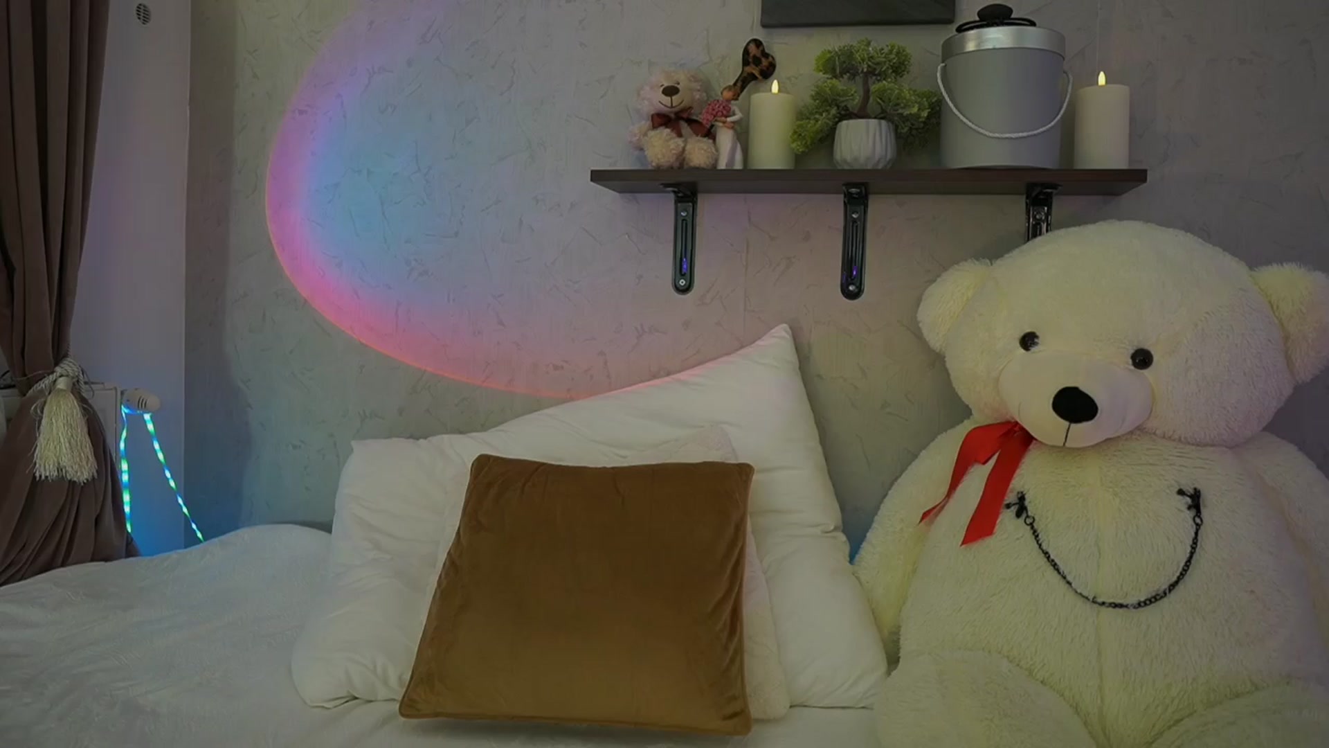 Gallery image thumbnail from RileyReid_18's myfreecams stream on, 03/31/2024, 22:20 image 8 of 20
