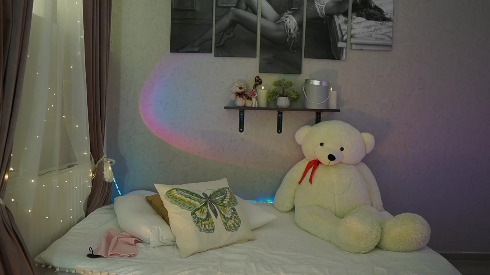 Gallery image thumbnail from RileyReid_18's myfreecams stream on, 04/02/2024, 16:06 image 6 of 20