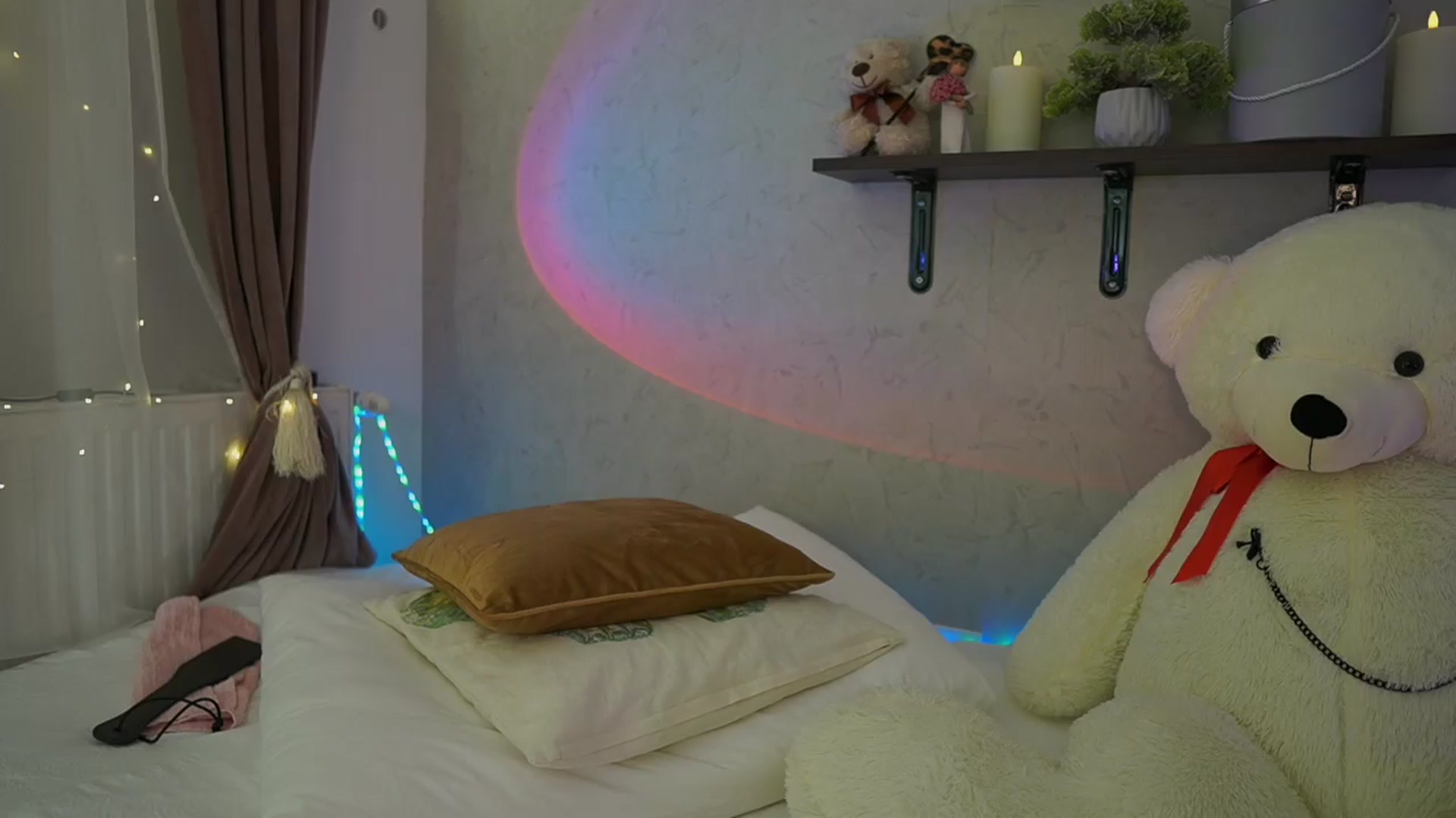 Gallery image thumbnail from RileyReid_18's myfreecams stream on, 04/04/2024, 15:05 image 13 of 20