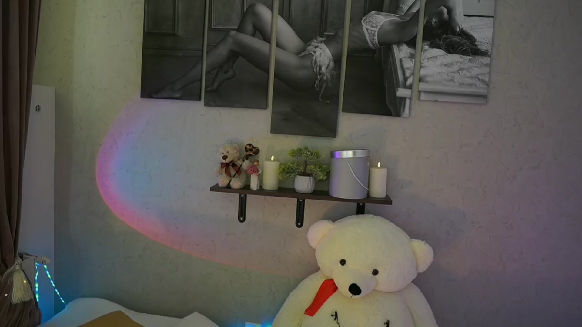 Gallery image thumbnail from RileyReid_18's myfreecams stream on, 04/08/2024, 16:10 image 10 of 20