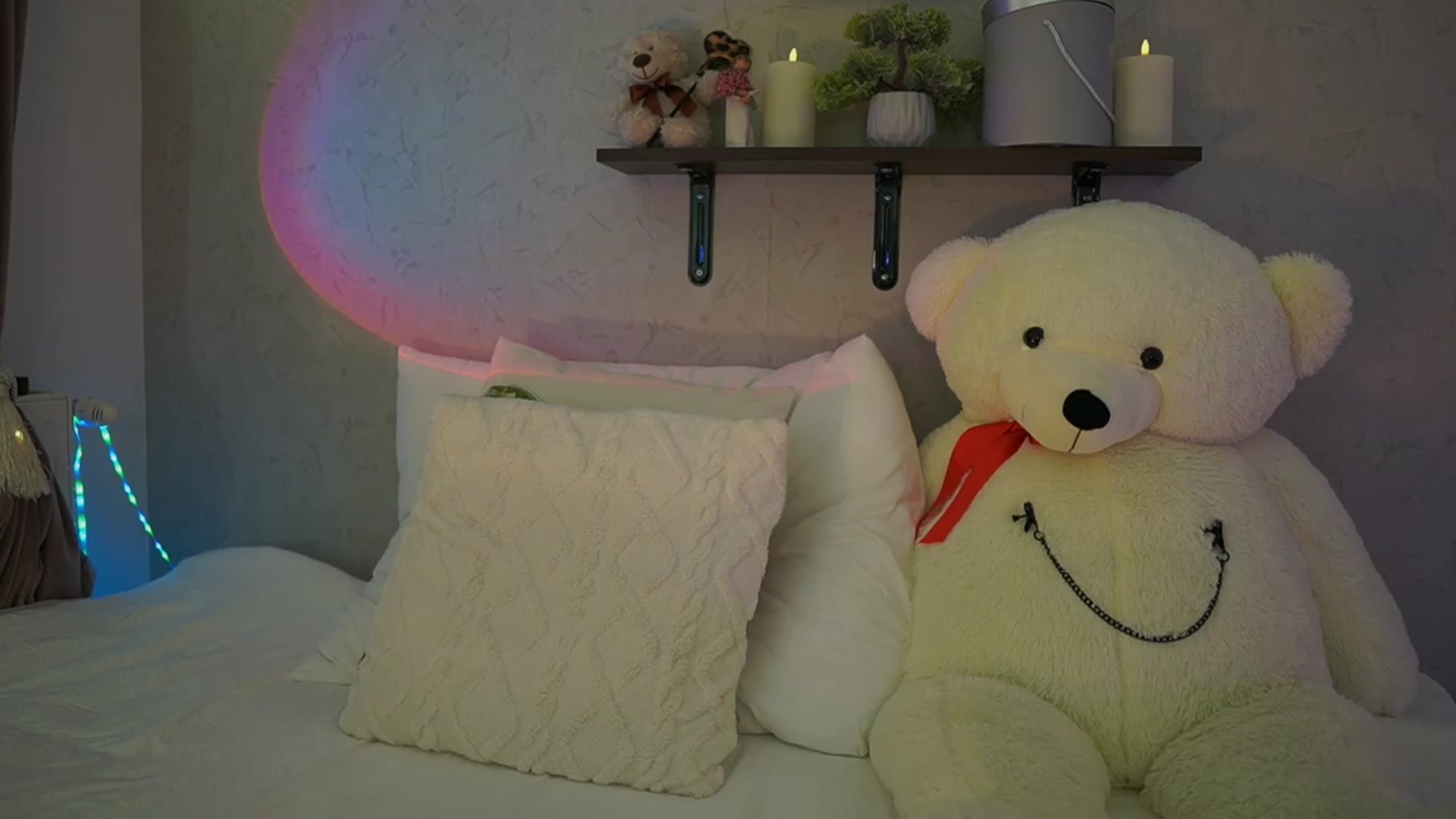 Gallery image thumbnail from RileyReid_18's myfreecams stream on, 04/08/2024, 17:52 image 15 of 20