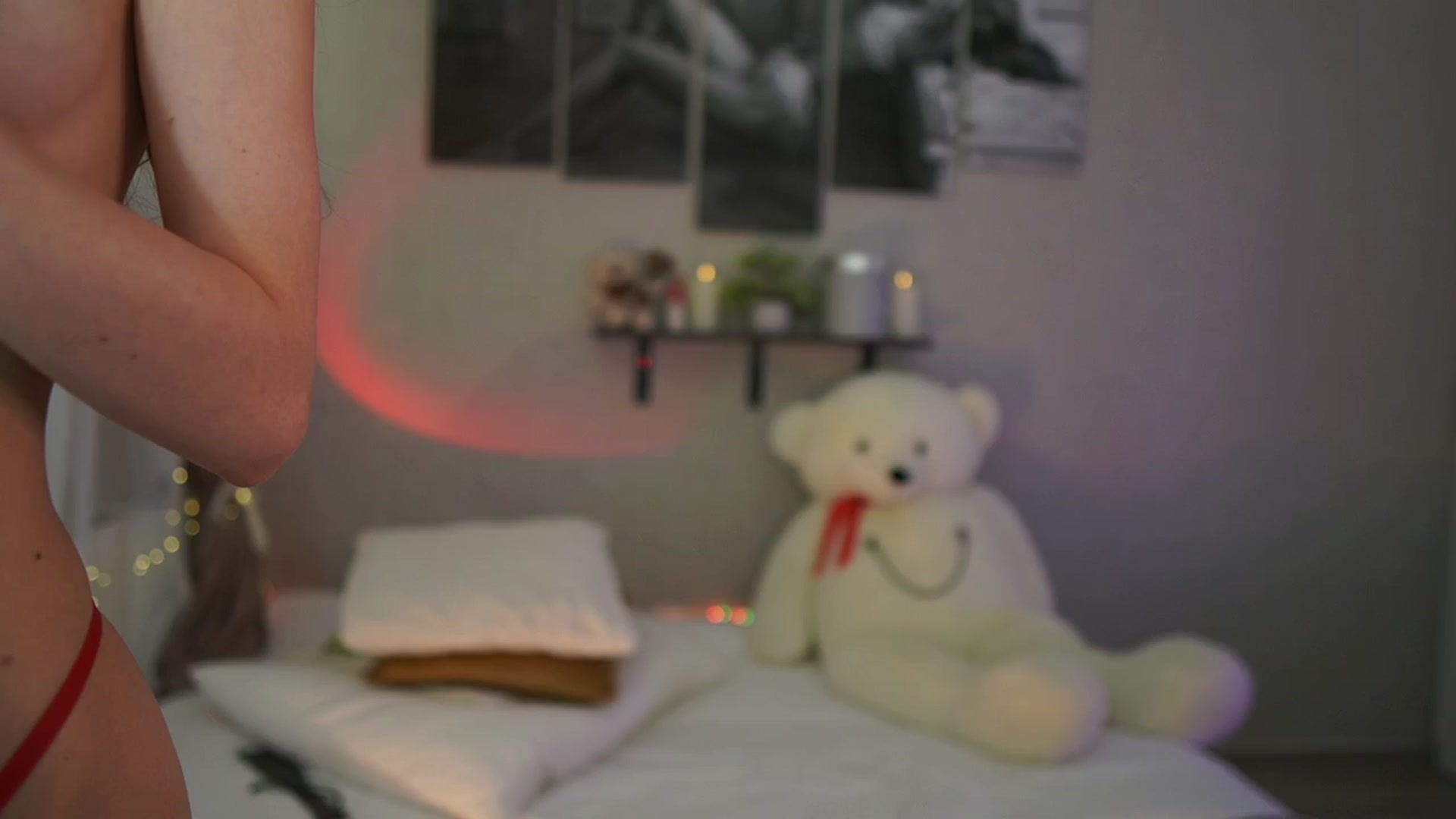 Gallery image thumbnail from RileyReid_18's myfreecams stream on, 04/10/2024, 17:58 image 14 of 20