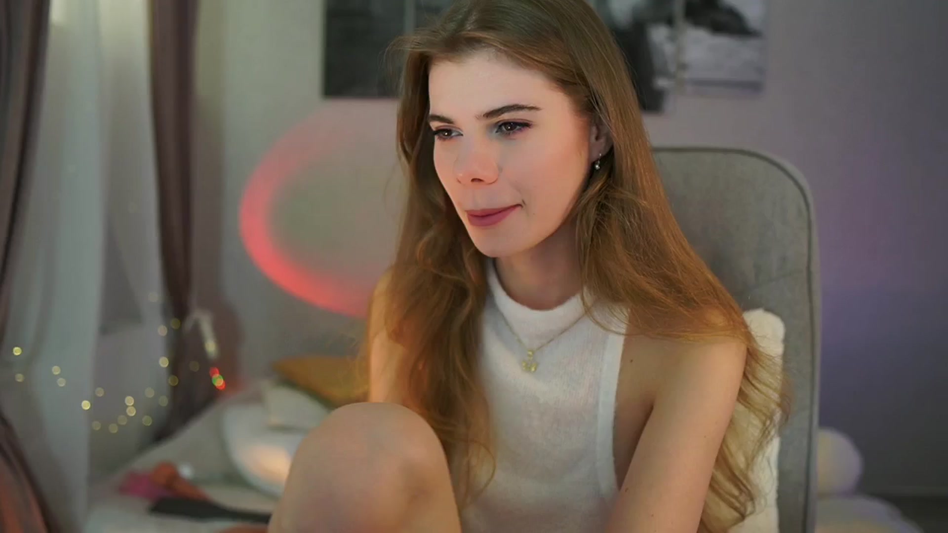 Gallery image thumbnail from RileyReid_18's myfreecams stream on, 04/21/2024, 14:21 image 10 of 20