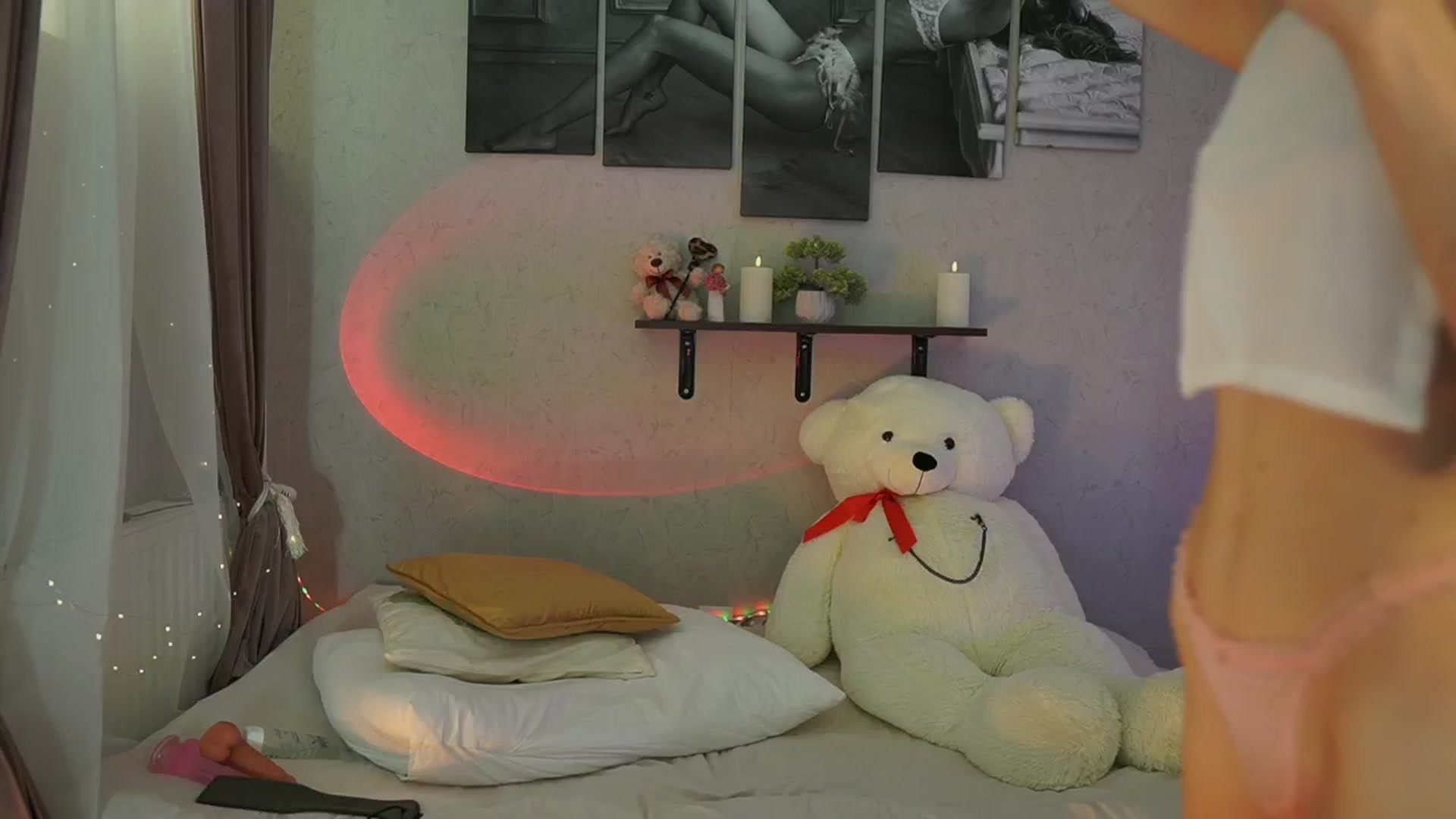 Gallery image thumbnail from RileyReid_18's myfreecams stream on, 04/21/2024, 14:21 image 1 of 20