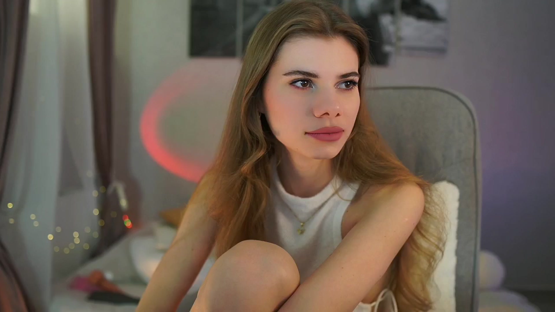 Gallery image thumbnail from RileyReid_18's myfreecams stream on, 04/21/2024, 14:21 image 9 of 20