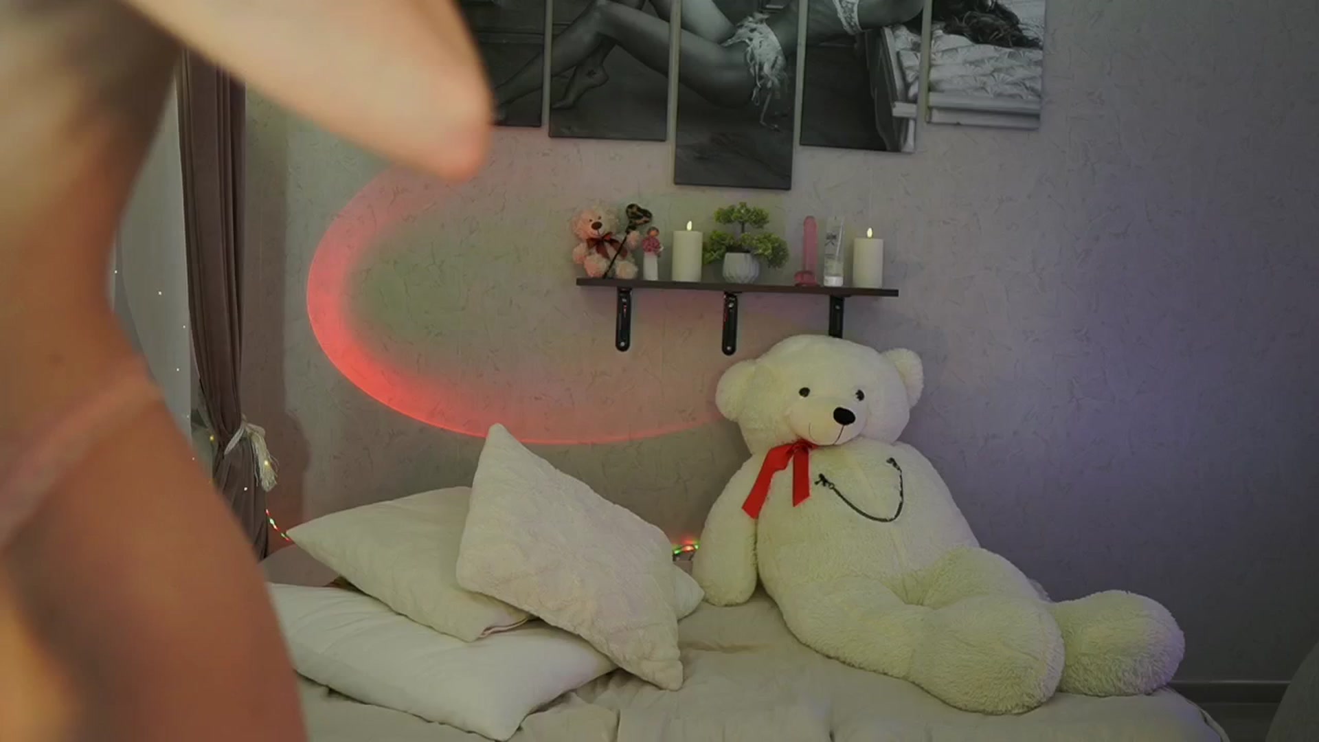 Gallery image thumbnail from RileyReid_18's myfreecams stream on, 04/21/2024, 17:48 image 13 of 20