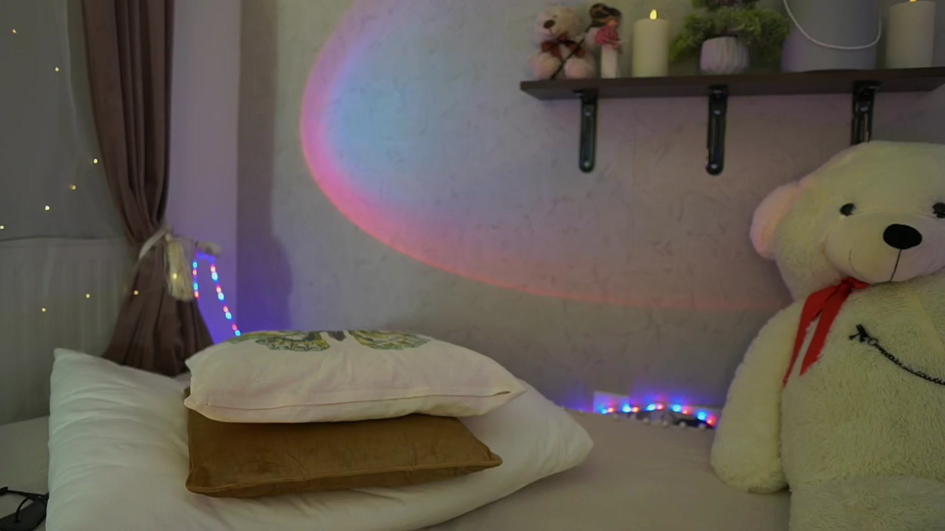 Gallery image thumbnail from RileyReid_18's myfreecams stream on, 04/22/2024, 20:35 image 12 of 20