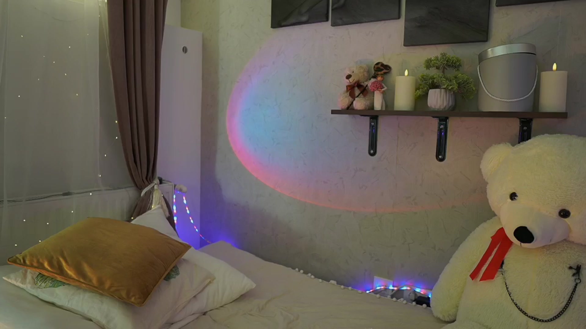 Gallery image thumbnail from RileyReid_18's myfreecams stream on, 04/24/2024, 16:00 image 11 of 20