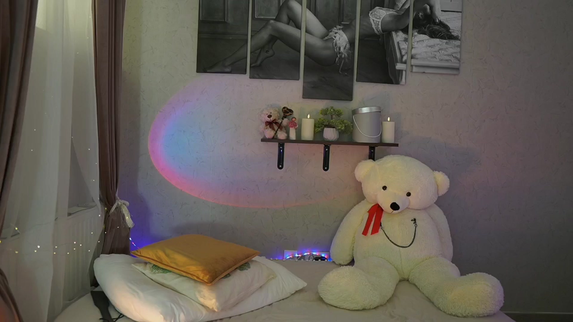 Gallery image thumbnail from RileyReid_18's myfreecams stream on, 04/24/2024, 16:00 image 5 of 20