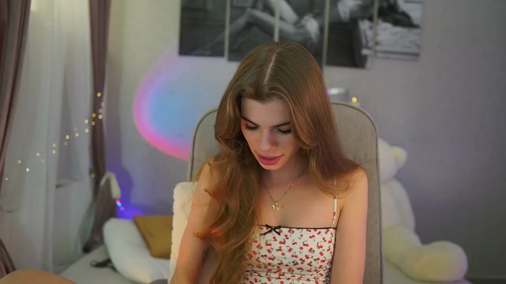 Gallery image thumbnail from RileyReid_18's myfreecams stream on, 04/25/2024, 15:33 image 10 of 20