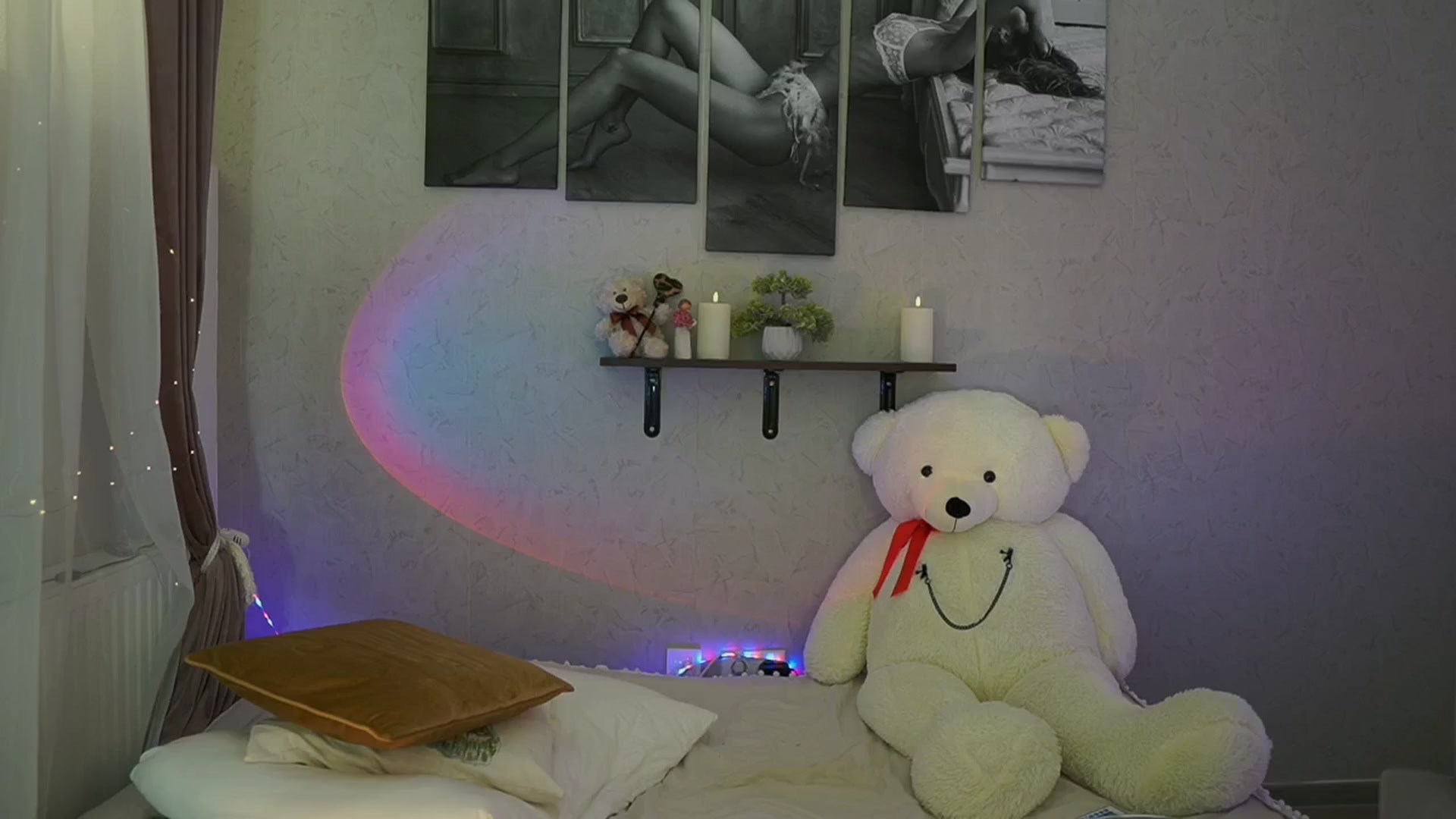 Gallery image thumbnail from RileyReid_18's myfreecams stream on, 04/29/2024, 15:47 image 15 of 20
