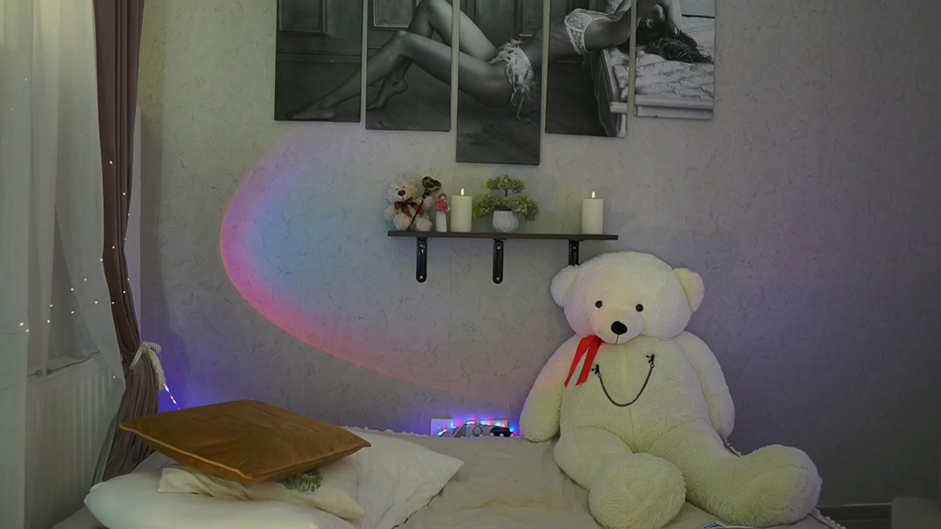 Gallery image thumbnail from RileyReid_18's myfreecams stream on, 04/29/2024, 15:47 image 16 of 20