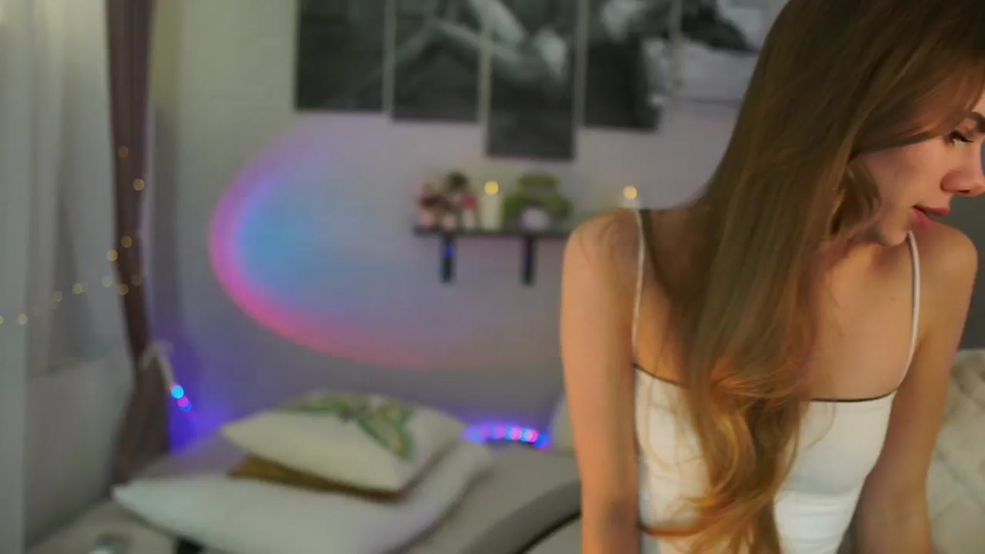 Gallery image thumbnail from RileyReid_18's myfreecams stream on, 04/29/2024, 16:46 image 15 of 20