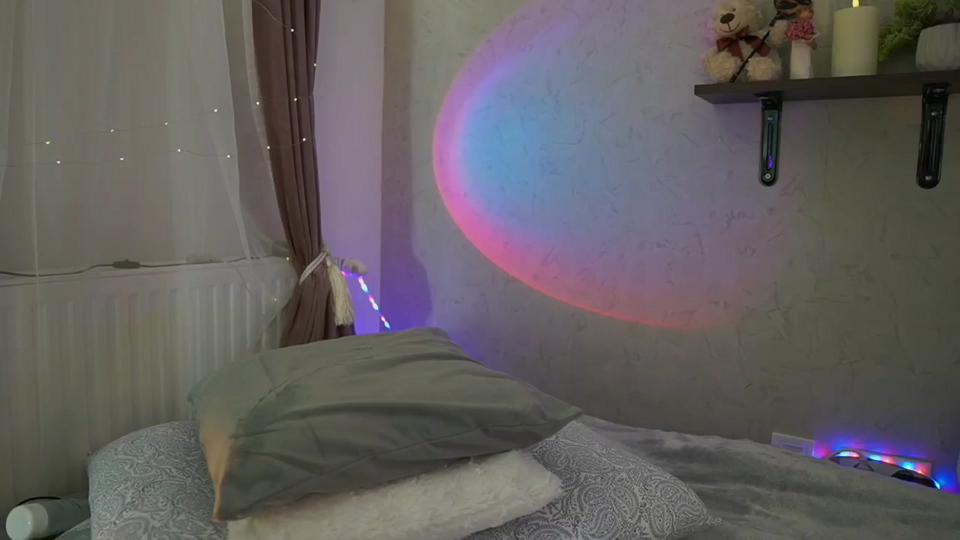 Gallery image thumbnail from RileyReid_18's myfreecams stream on, 05/03/2024, 17:08 image 15 of 20