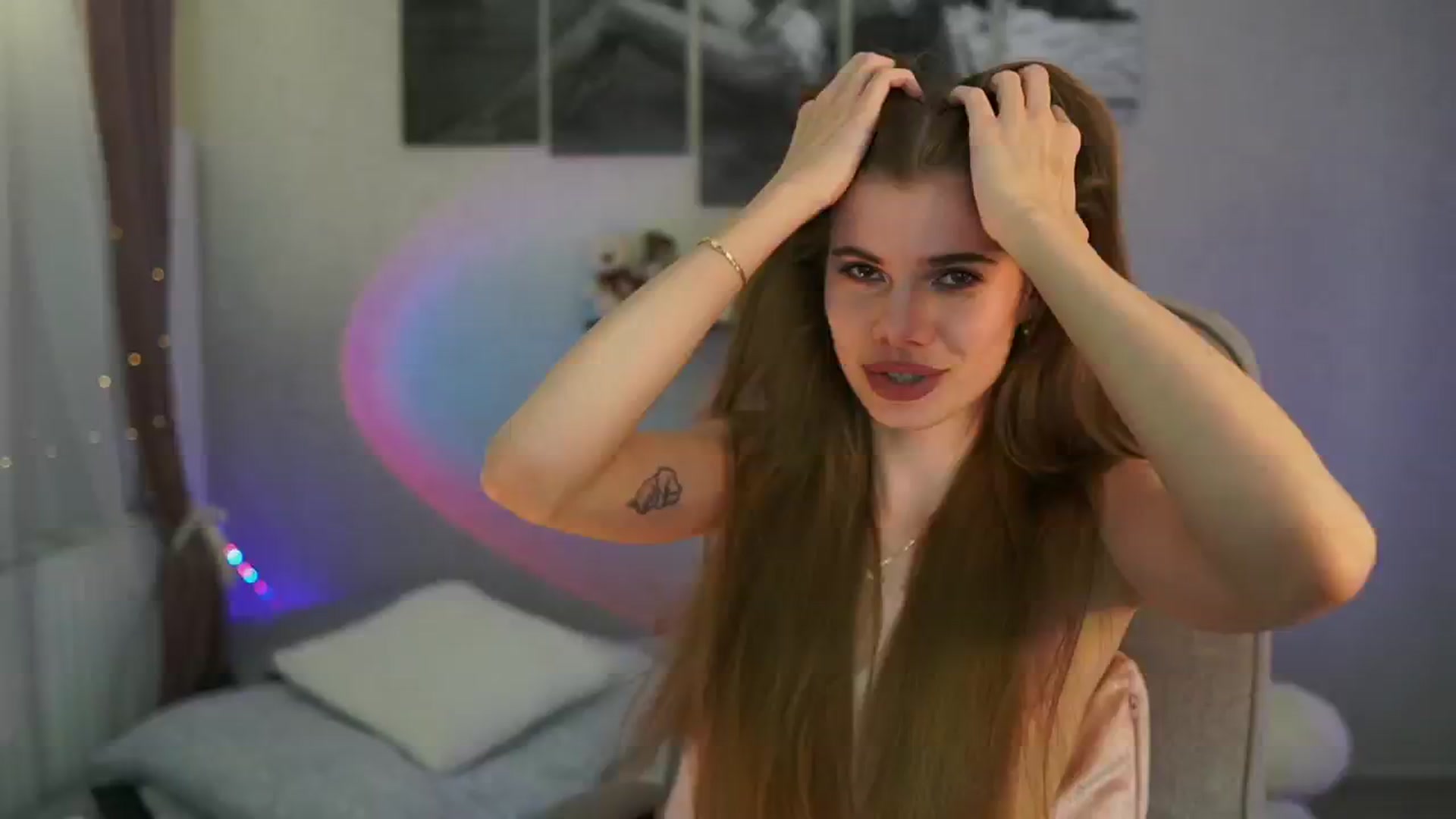 Gallery image thumbnail from RileyReid_18's myfreecams stream on, 05/06/2024, 22:39 image 14 of 20