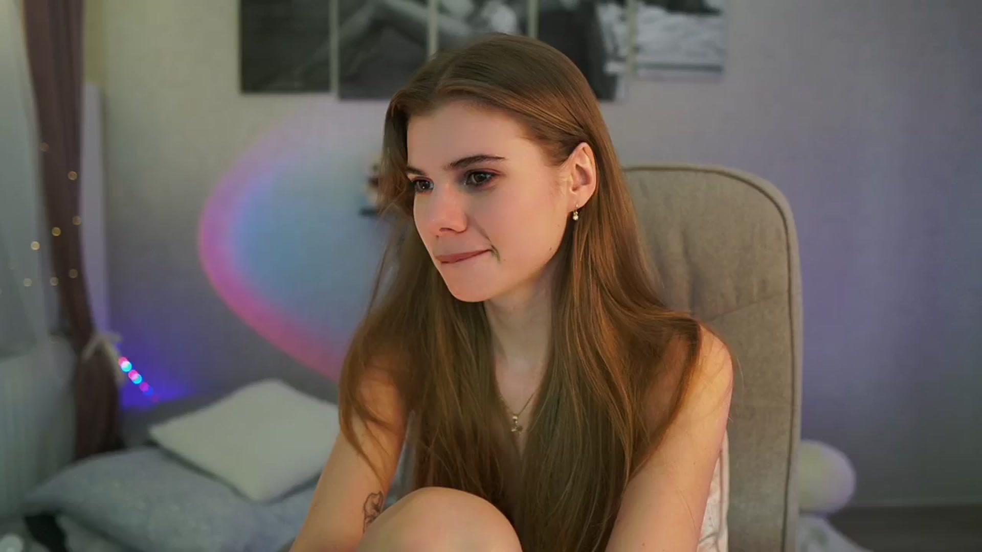 Gallery image thumbnail from RileyReid_18's myfreecams stream on, 05/06/2024, 22:39 image 16 of 20