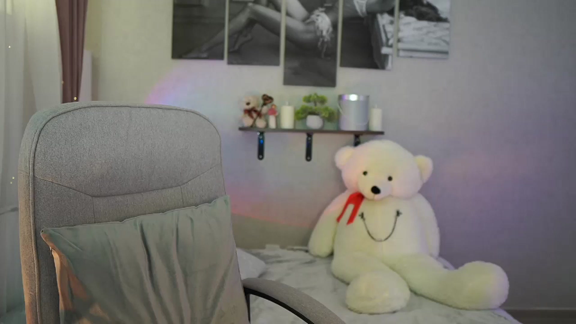 Gallery image thumbnail from RileyReid_18's myfreecams stream on, 05/10/2024, 10:21 image 2 of 20