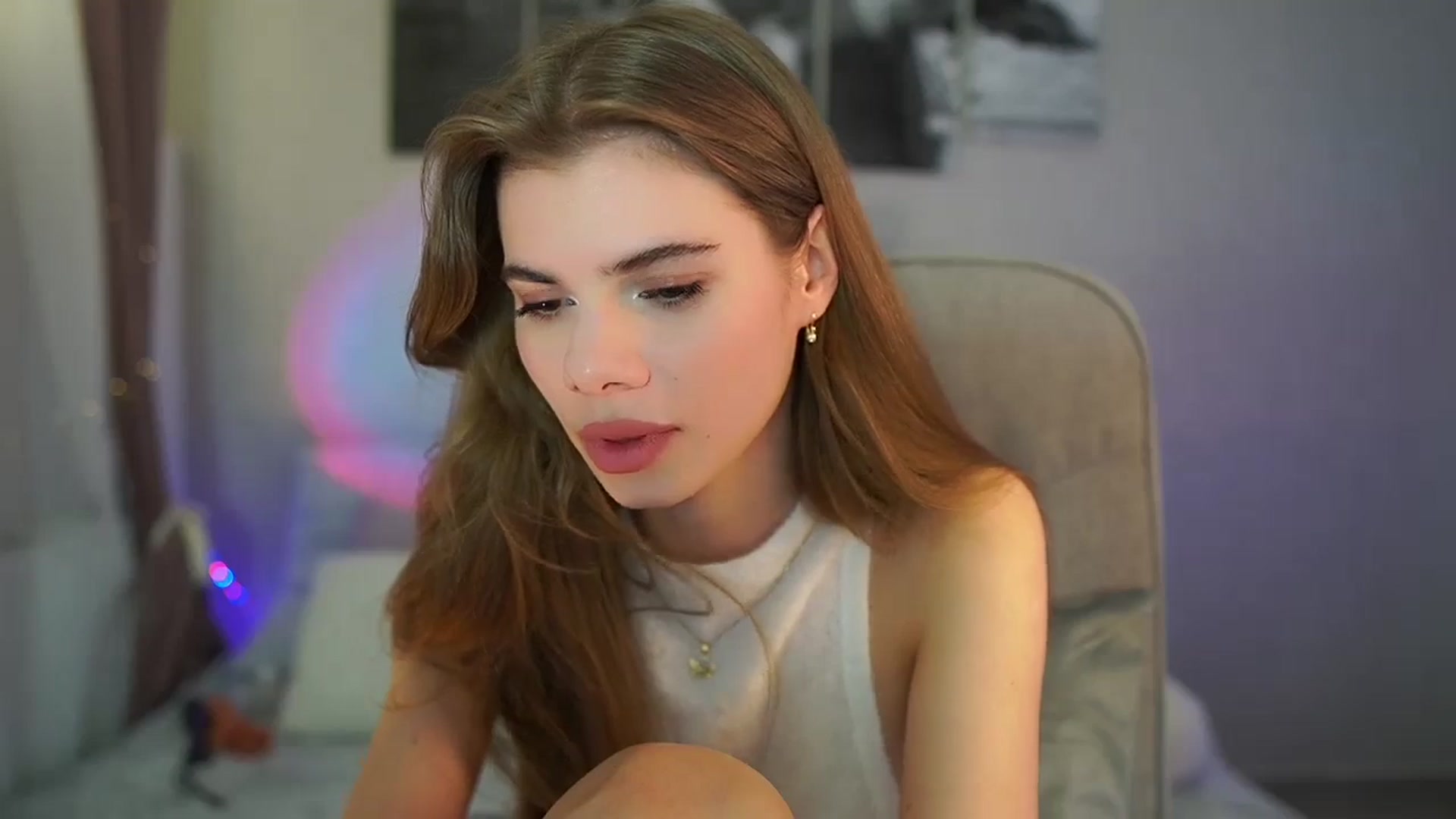 Gallery image thumbnail from RileyReid_18's myfreecams stream on, 05/14/2024, 14:19 image 8 of 20