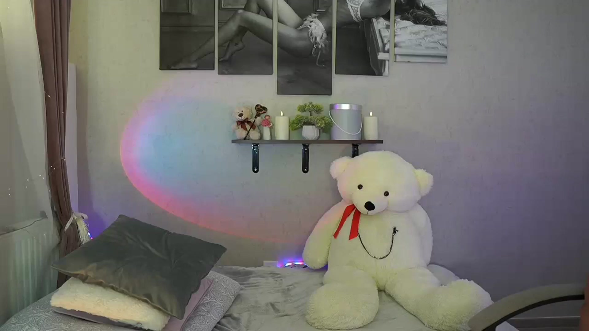 Gallery image thumbnail from RileyReid_18's myfreecams stream on, 05/14/2024, 14:19 image 20 of 20
