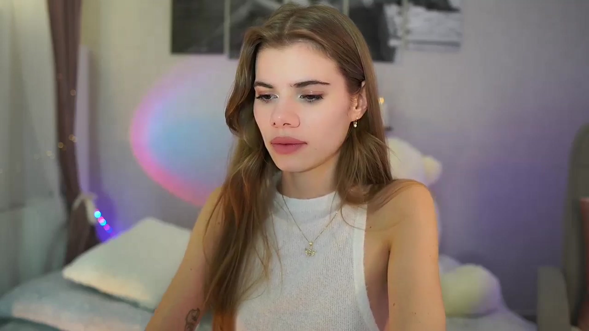 Gallery image thumbnail from RileyReid_18's myfreecams stream on, 05/14/2024, 17:41 image 15 of 20