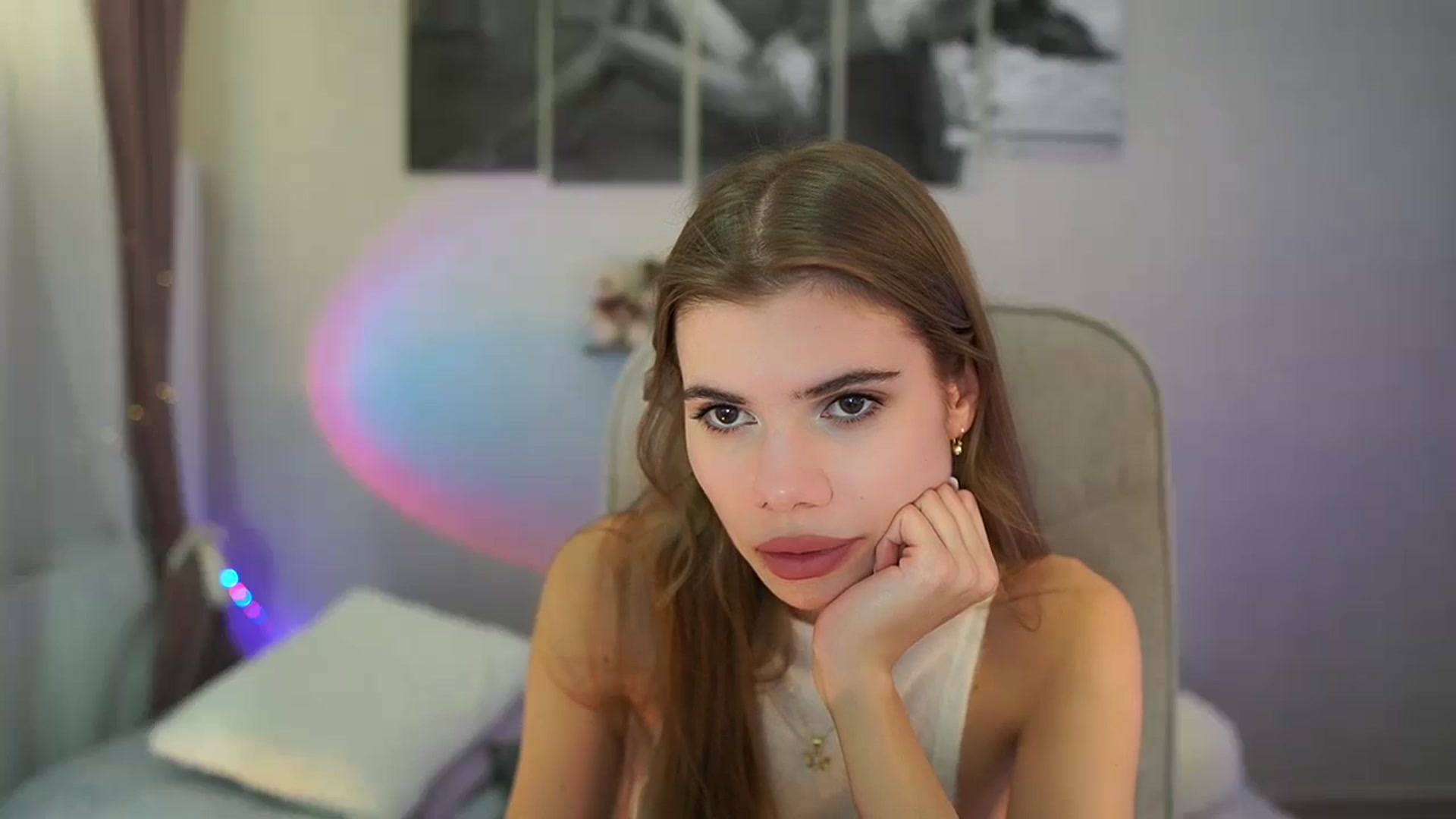 Gallery image thumbnail from RileyReid_18's myfreecams stream on, 05/14/2024, 17:41 image 9 of 20