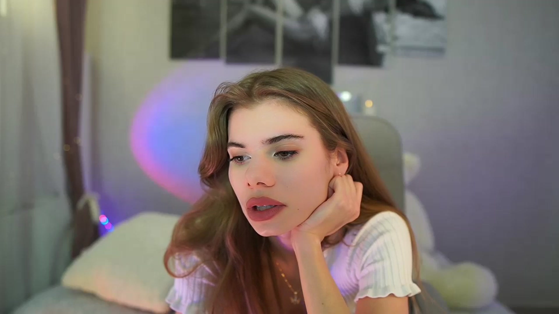 Gallery image thumbnail from RileyReid_18's myfreecams stream on, 05/15/2024, 18:15 image 15 of 20