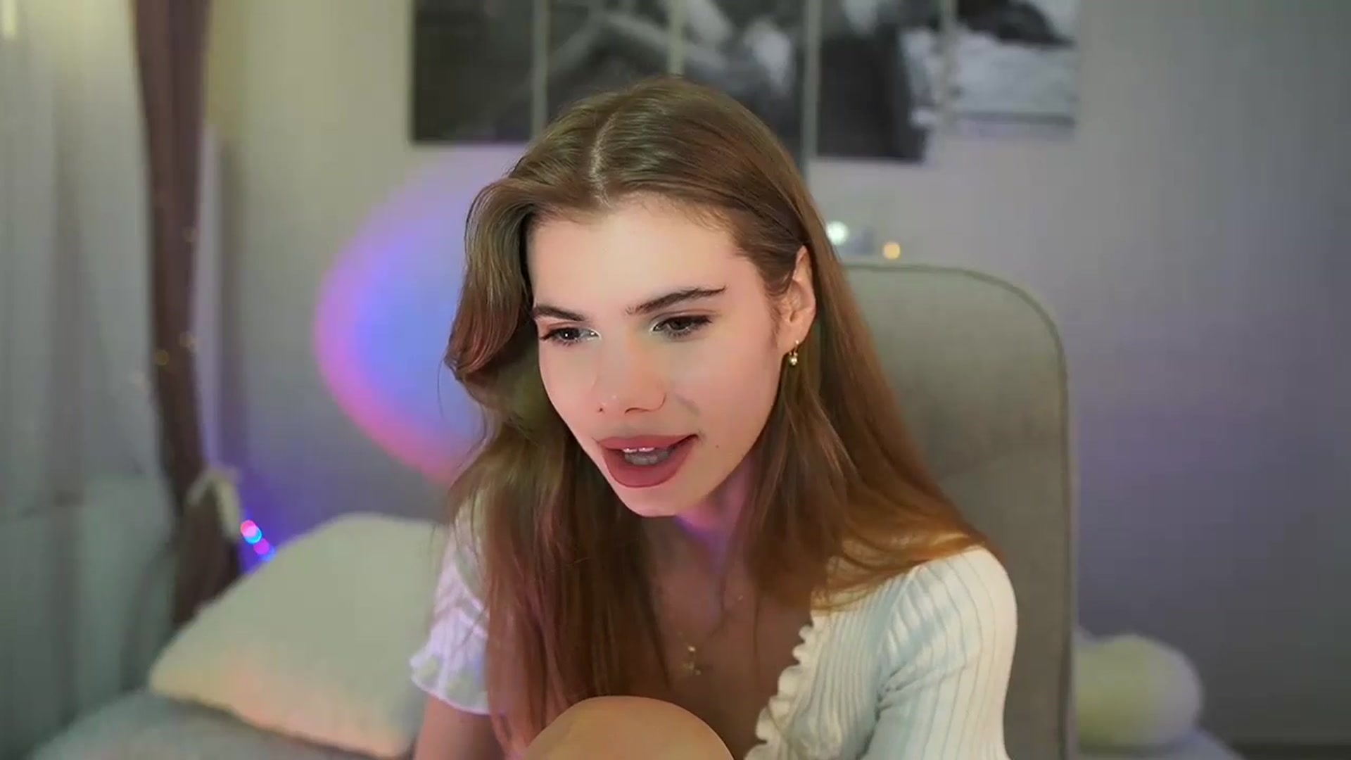 Gallery image thumbnail from RileyReid_18's myfreecams stream on, 05/15/2024, 18:15 image 14 of 20