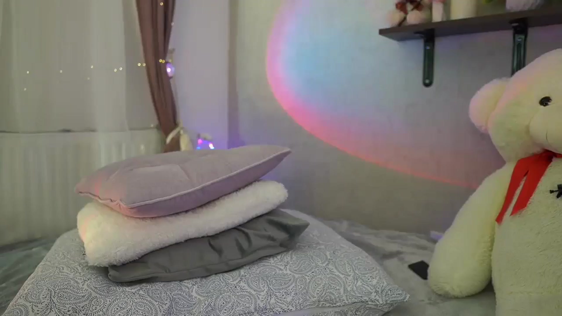 Gallery image thumbnail from RileyReid_18's myfreecams stream on, 05/16/2024, 18:16 image 3 of 20