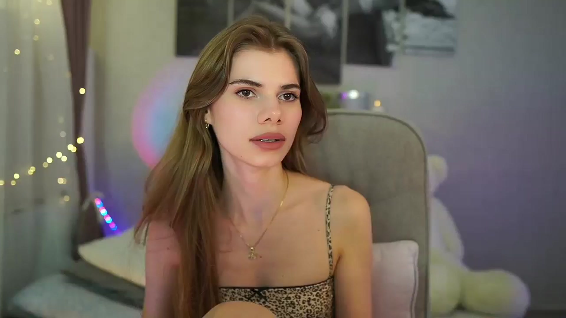 Gallery image thumbnail from RileyReid_18's myfreecams stream on, 05/21/2024, 14:23 image 17 of 20