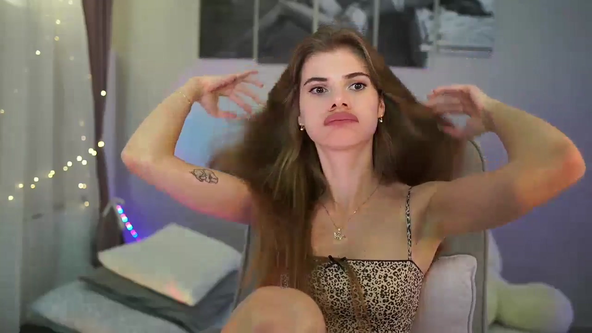 Gallery image thumbnail from RileyReid_18's myfreecams stream on, 05/21/2024, 14:23 image 2 of 20