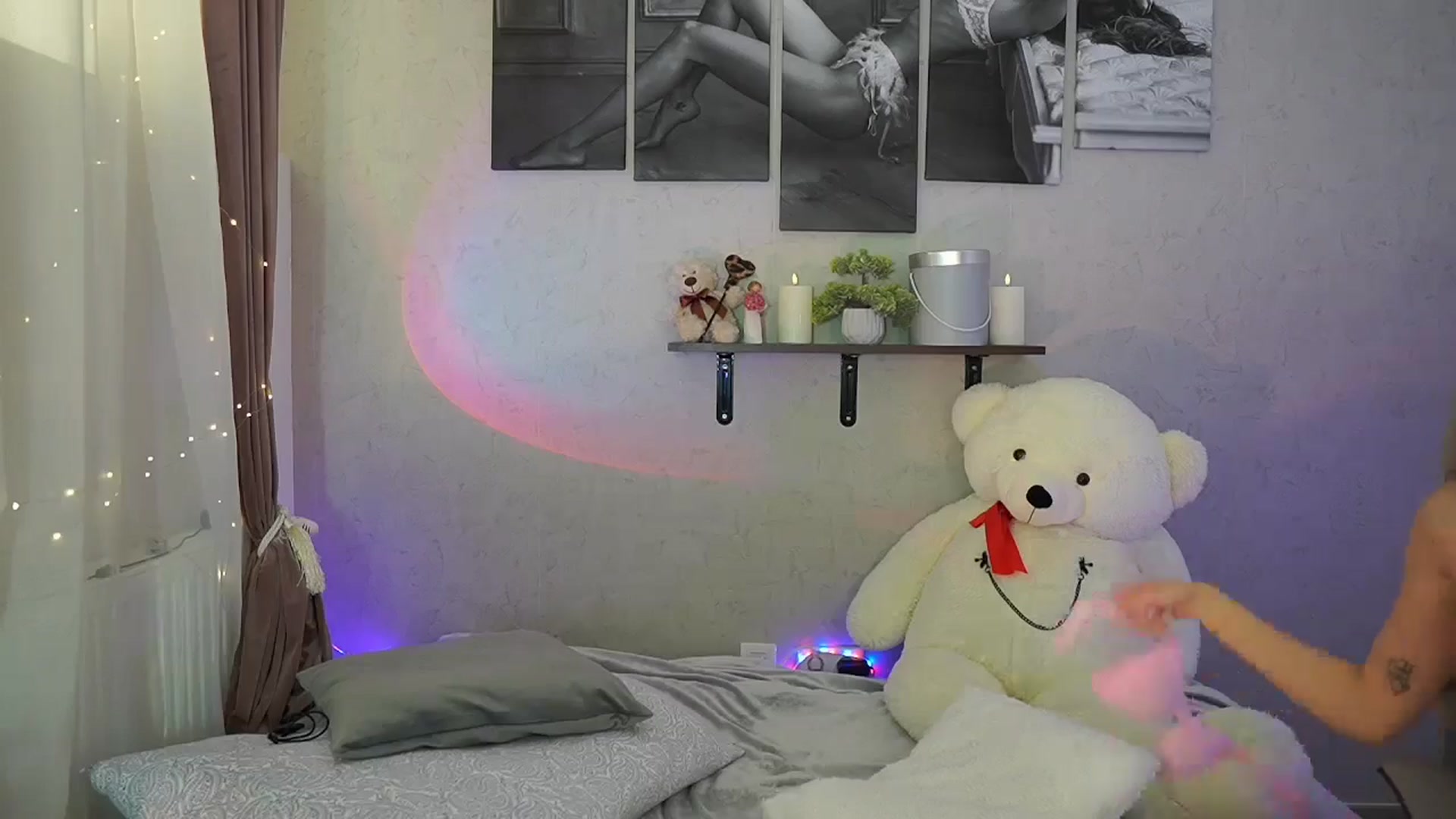 Gallery image thumbnail from RileyReid_18's myfreecams stream on, 05/22/2024, 20:12 image 14 of 20