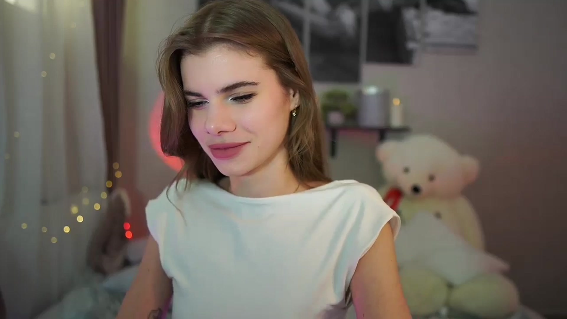 Gallery image thumbnail from RileyReid_18's myfreecams stream on, 05/26/2024, 23:28 image 5 of 20