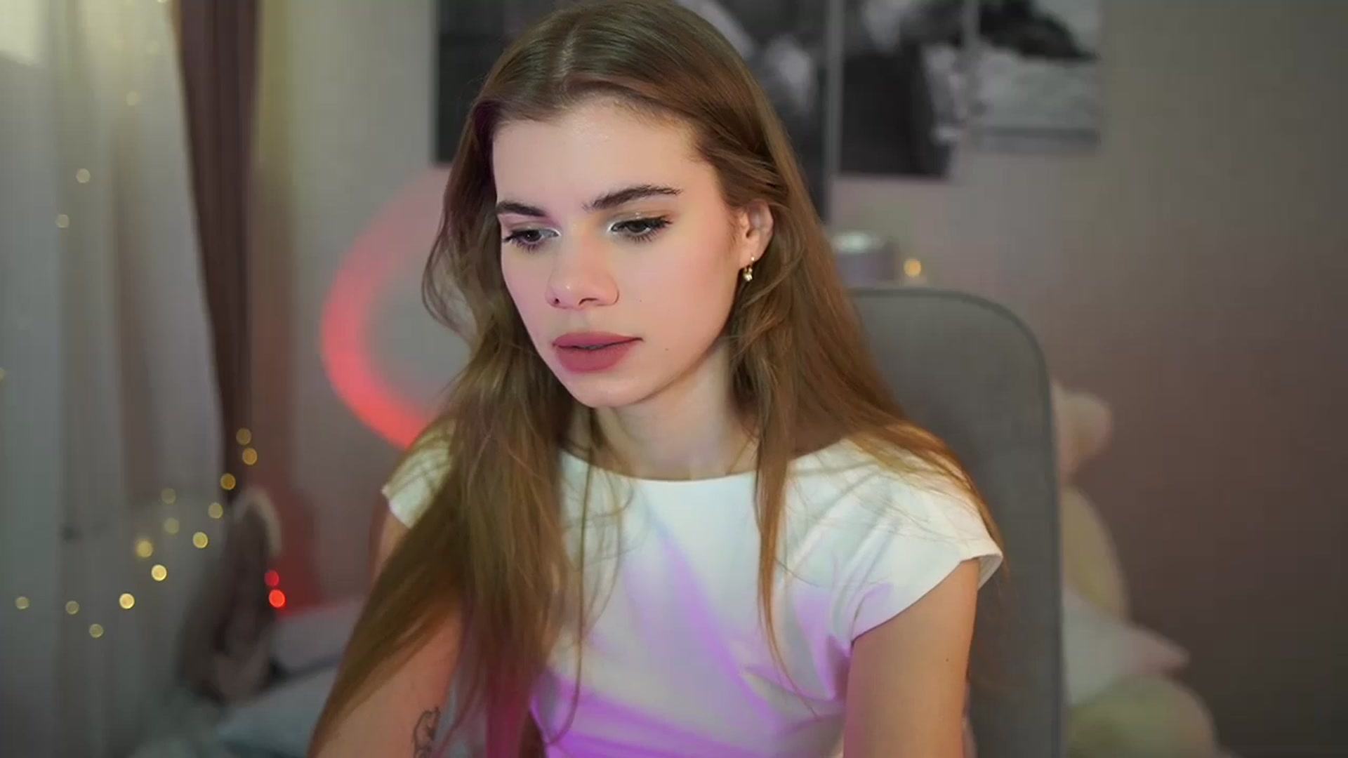 Gallery image thumbnail from RileyReid_18's myfreecams stream on, 05/26/2024, 23:28 image 4 of 20