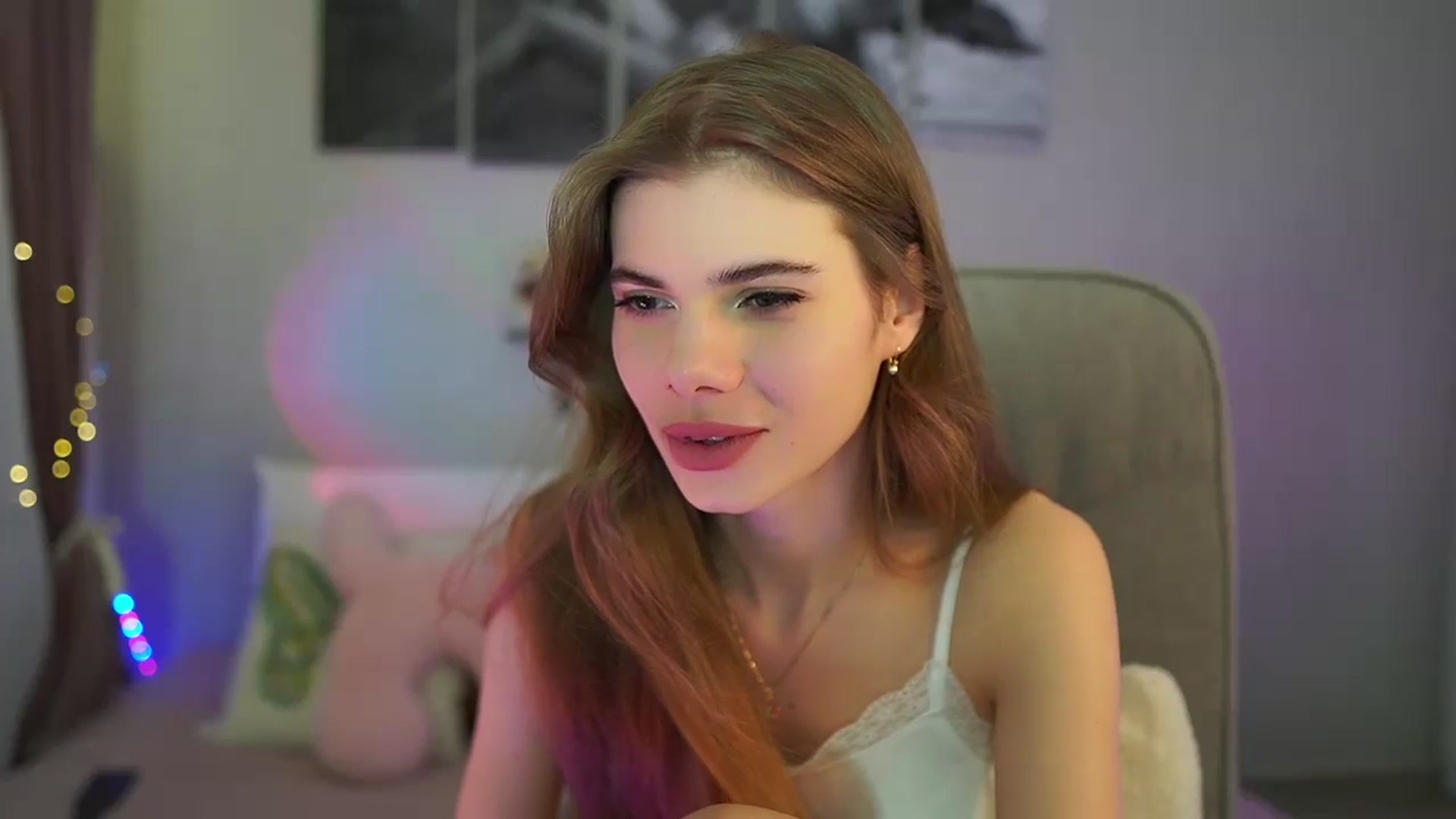 Gallery image thumbnail from RileyReid_18's myfreecams stream on, 05/28/2024, 13:30 image 6 of 20