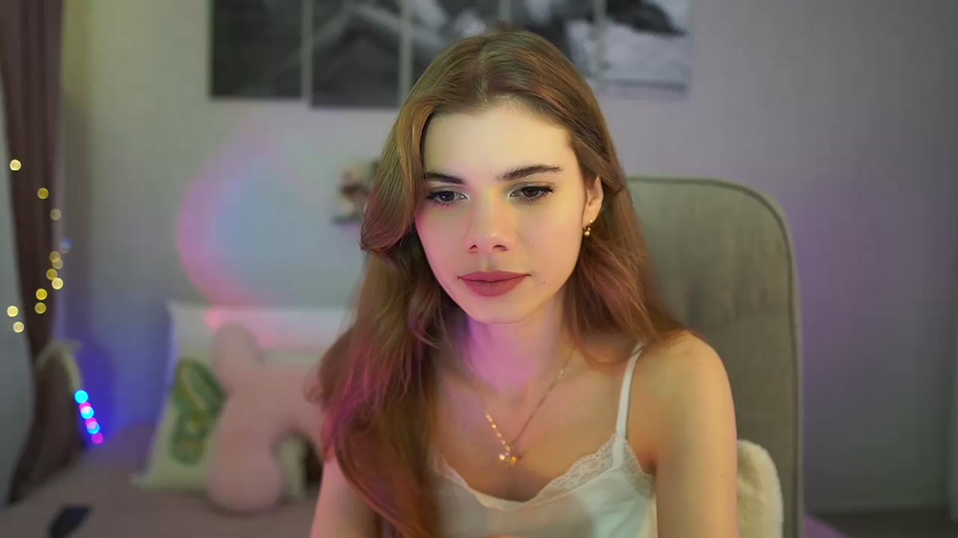 Gallery image thumbnail from RileyReid_18's myfreecams stream on, 05/28/2024, 13:30 image 4 of 20