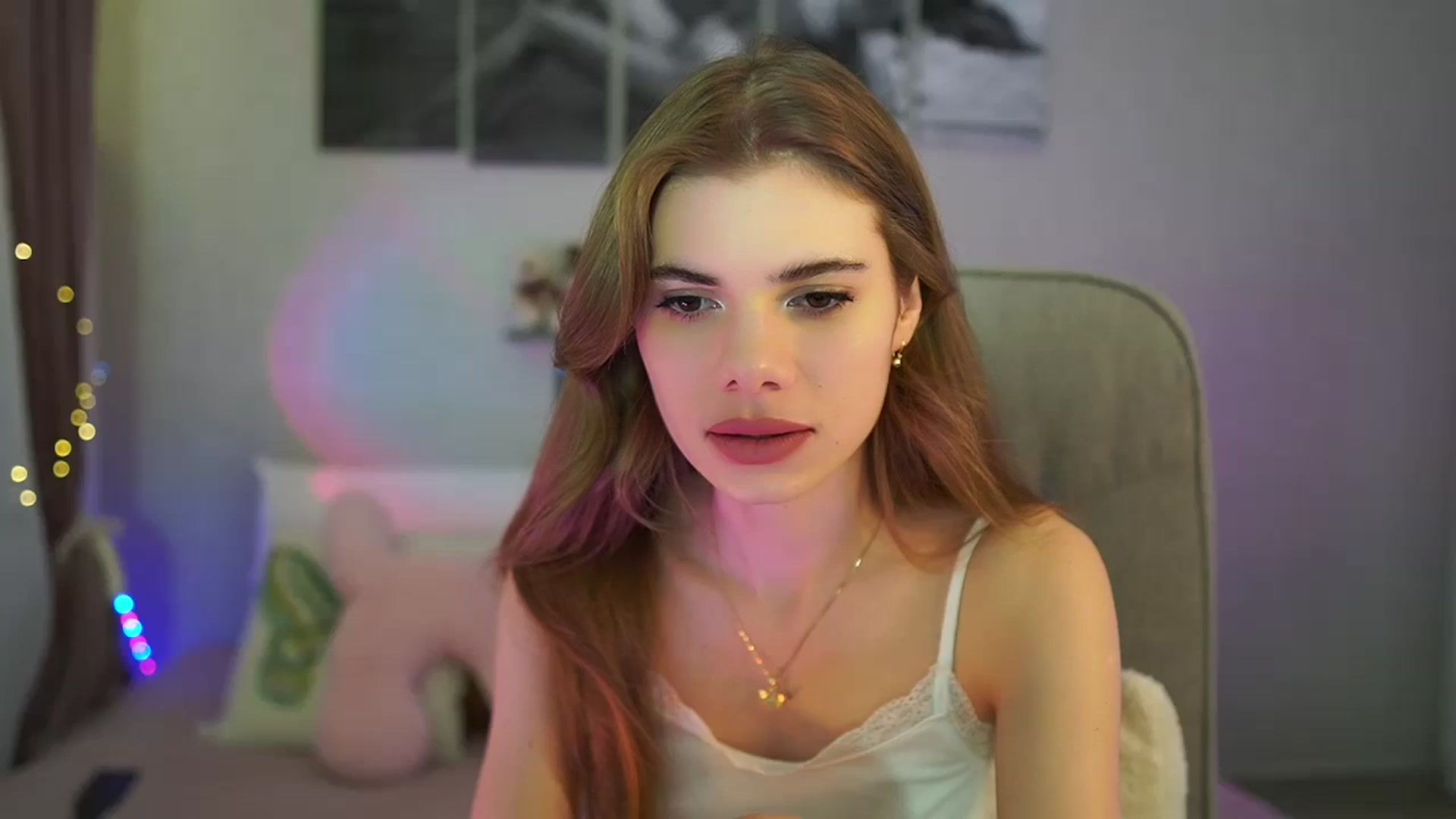 Gallery image thumbnail from RileyReid_18's myfreecams stream on, 05/28/2024, 13:30 image 3 of 20