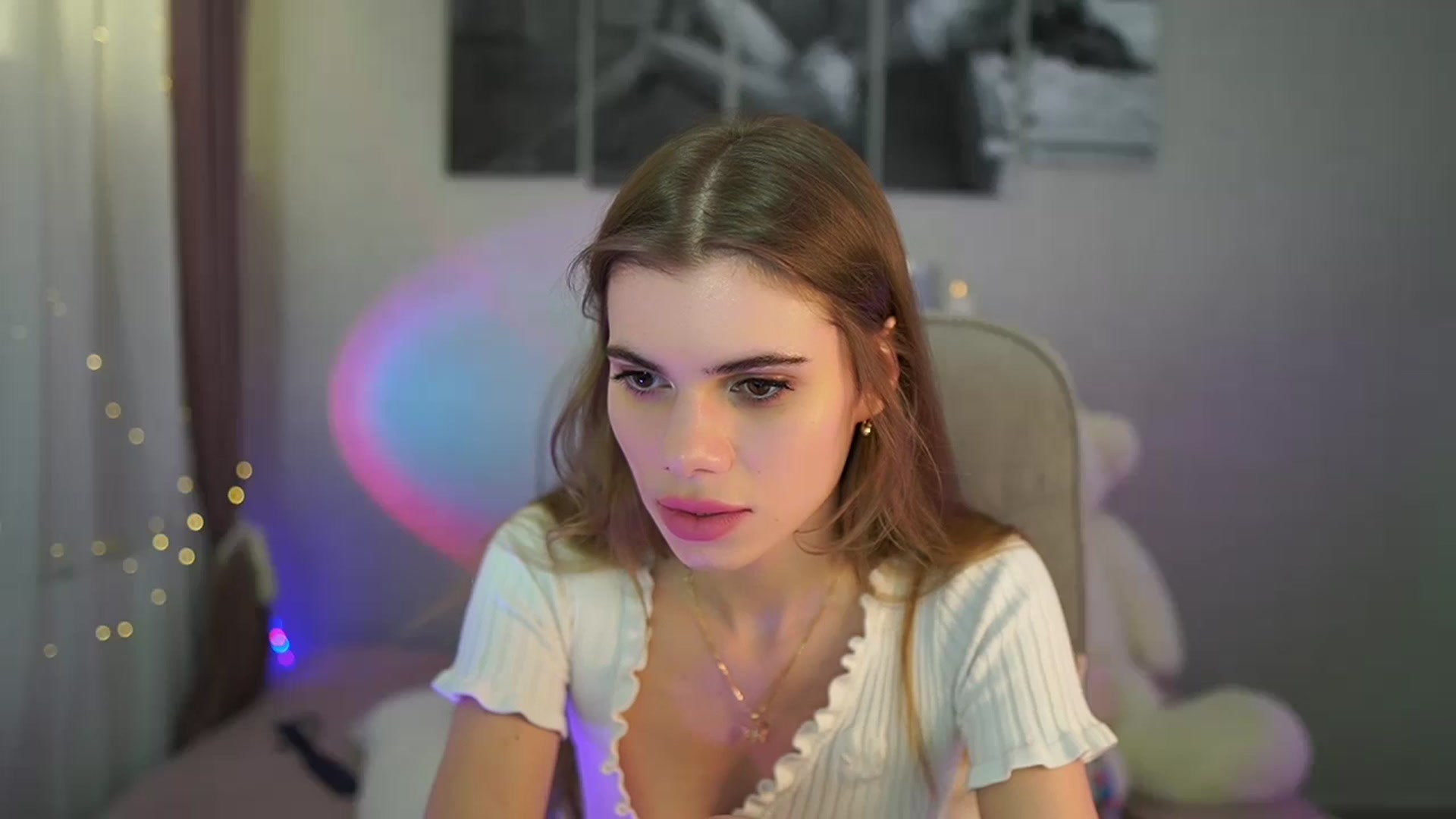 Gallery image thumbnail from RileyReid_18's myfreecams stream on, 05/30/2024, 19:10 image 16 of 20
