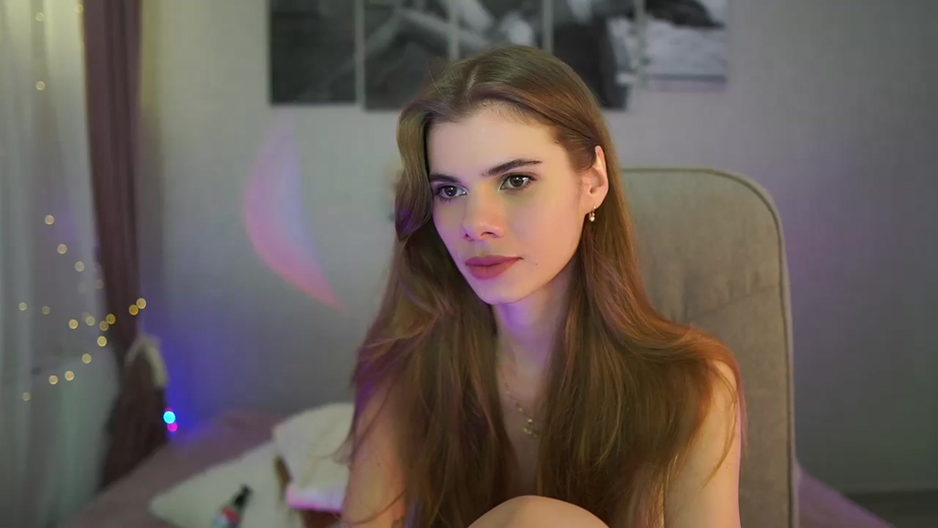 Gallery image thumbnail from RileyReid_18's myfreecams stream on, 06/01/2024, 18:11 image 9 of 20