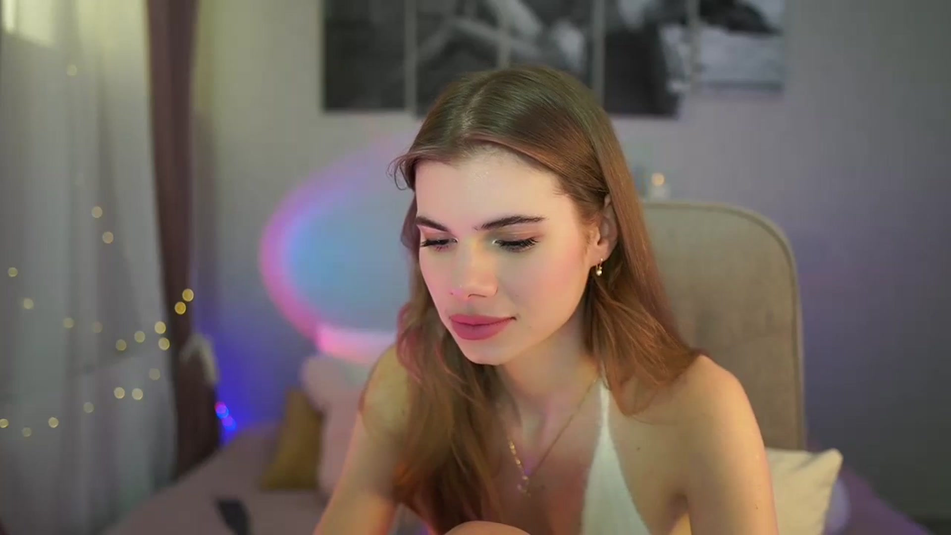 Gallery image thumbnail from RileyReid_18's myfreecams stream on, 06/05/2024, 20:09 image 2 of 20