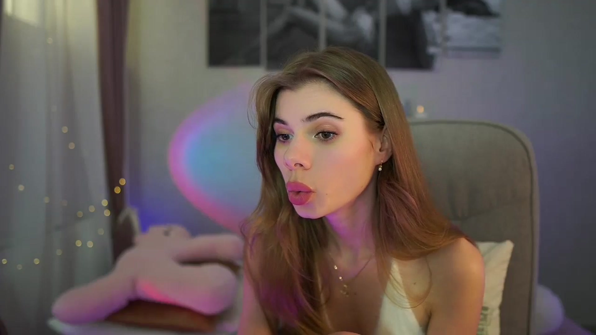 Gallery image thumbnail from RileyReid_18's myfreecams stream on, 06/05/2024, 21:00 image 17 of 20