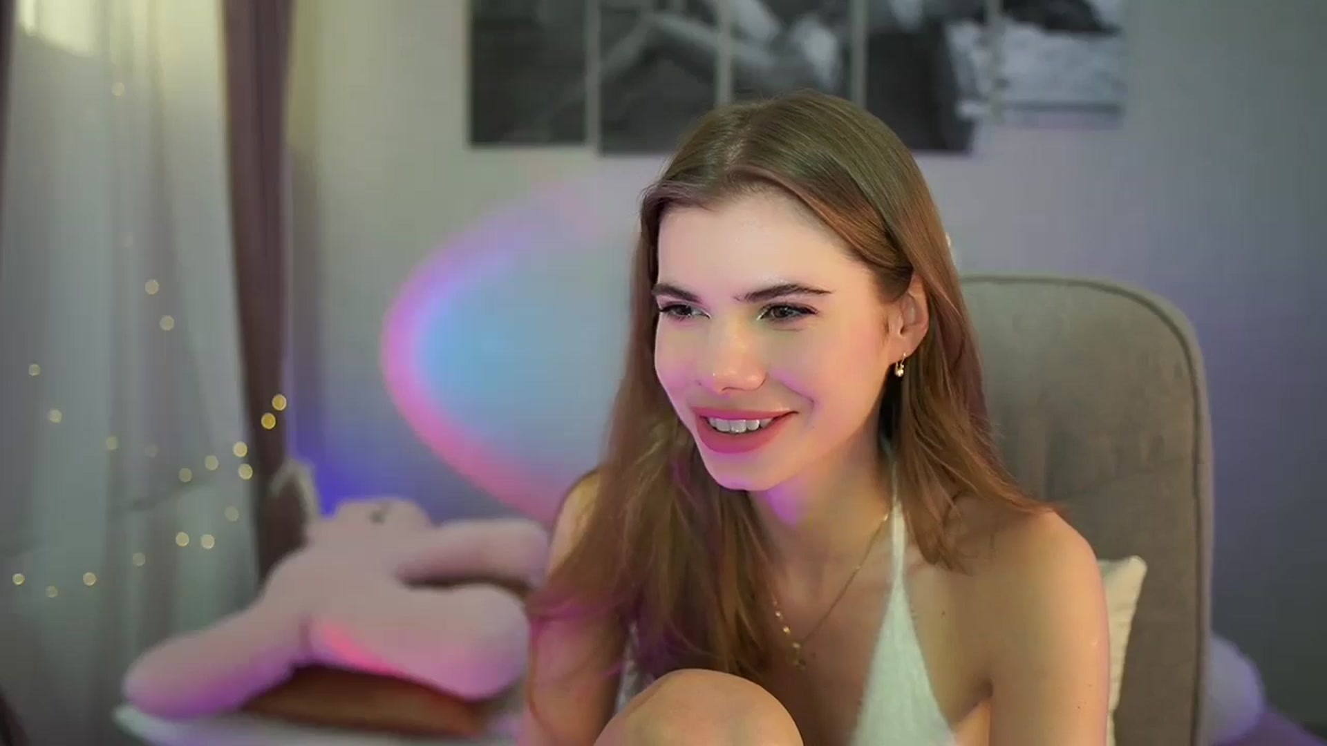 Gallery image thumbnail from RileyReid_18's myfreecams stream on, 06/05/2024, 21:00 image 7 of 20