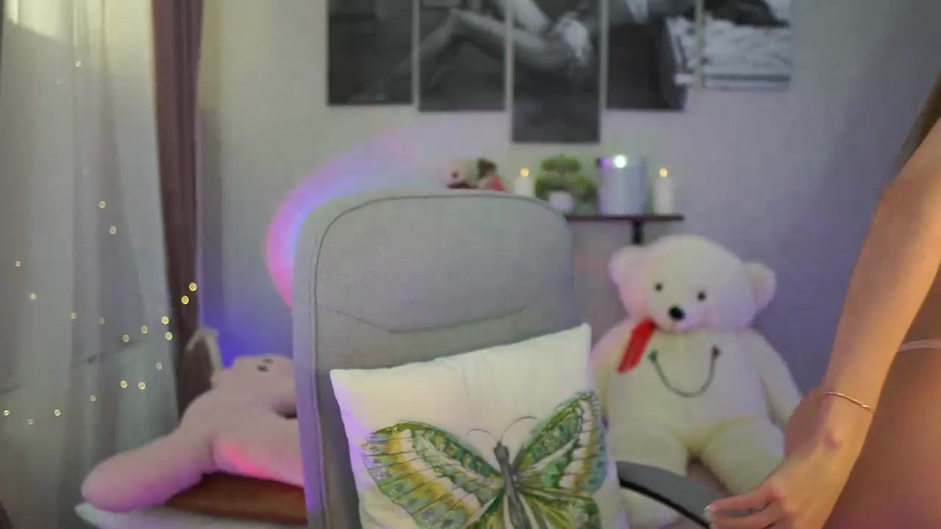 Gallery image thumbnail from RileyReid_18's myfreecams stream on, 06/05/2024, 21:00 image 18 of 20