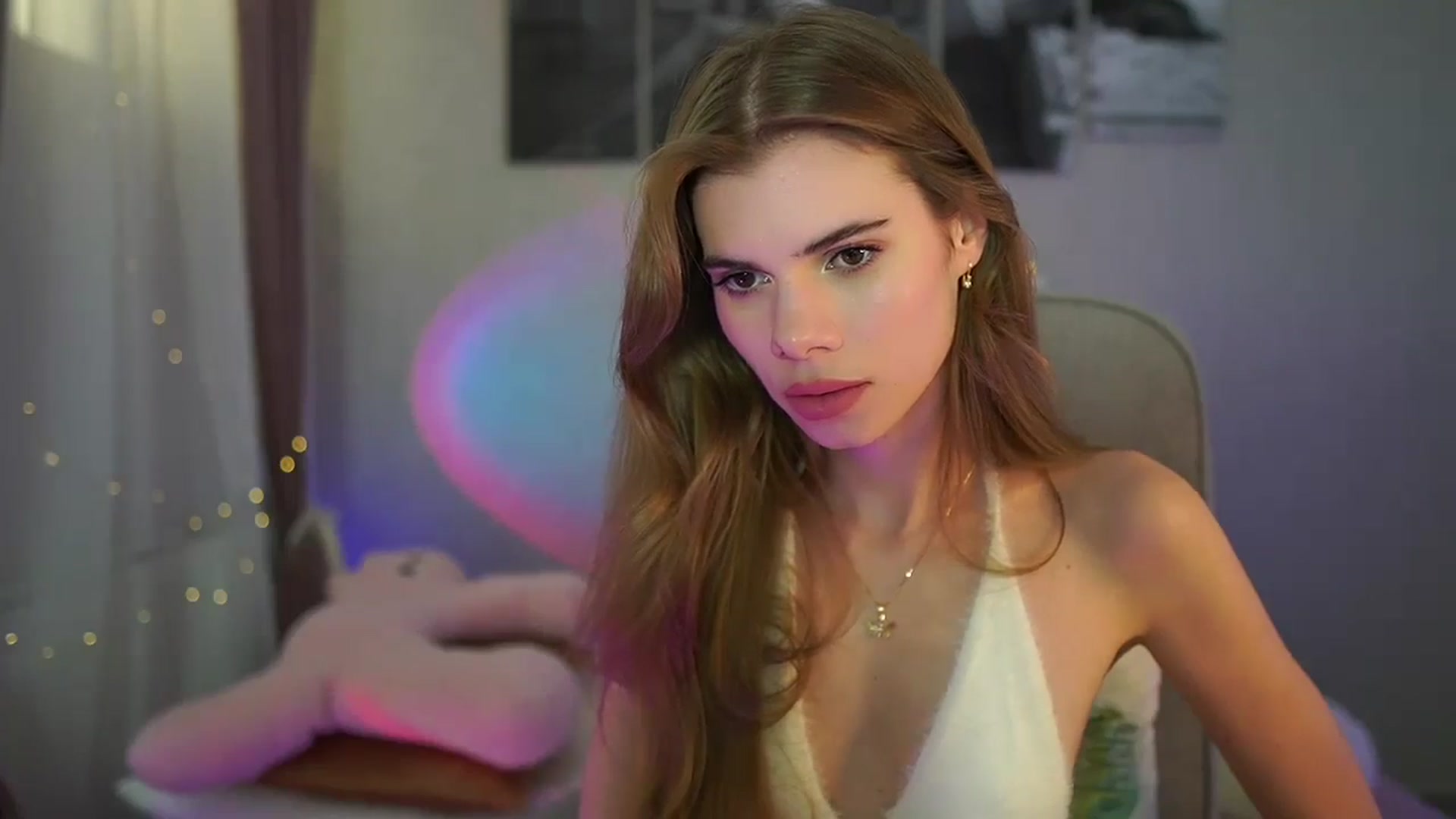 Gallery image thumbnail from RileyReid_18's myfreecams stream on, 06/05/2024, 21:00 image 13 of 20