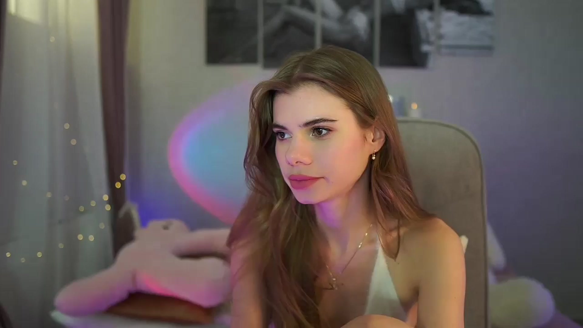 Gallery image thumbnail from RileyReid_18's myfreecams stream on, 06/05/2024, 21:00 image 10 of 20