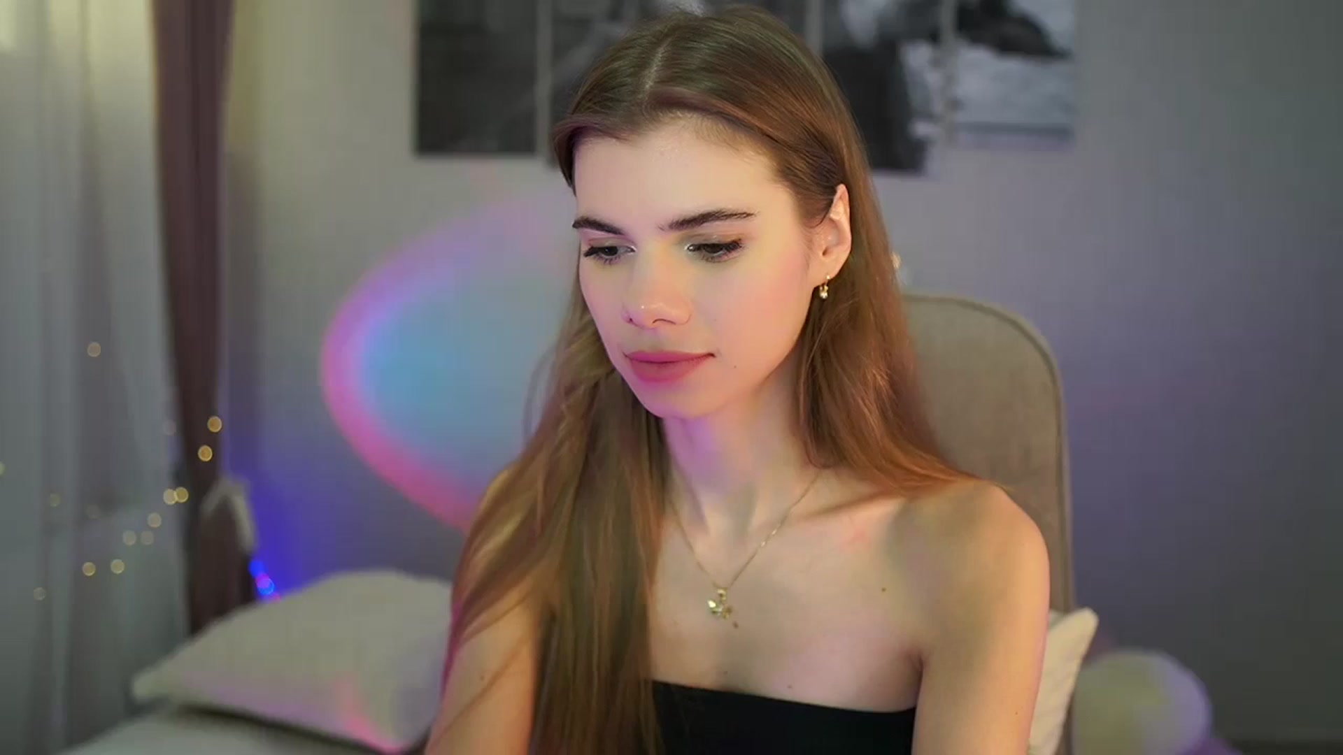 Gallery image thumbnail from RileyReid_18's myfreecams stream on, 06/06/2024, 16:12 image 15 of 20