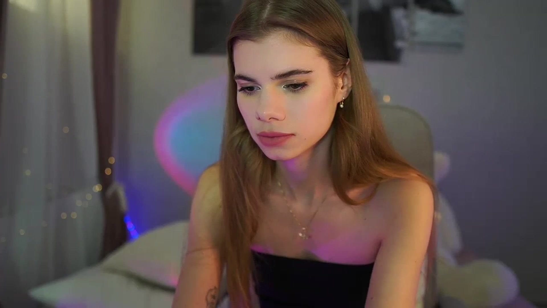 Gallery image thumbnail from RileyReid_18's myfreecams stream on, 06/06/2024, 17:29 image 7 of 20