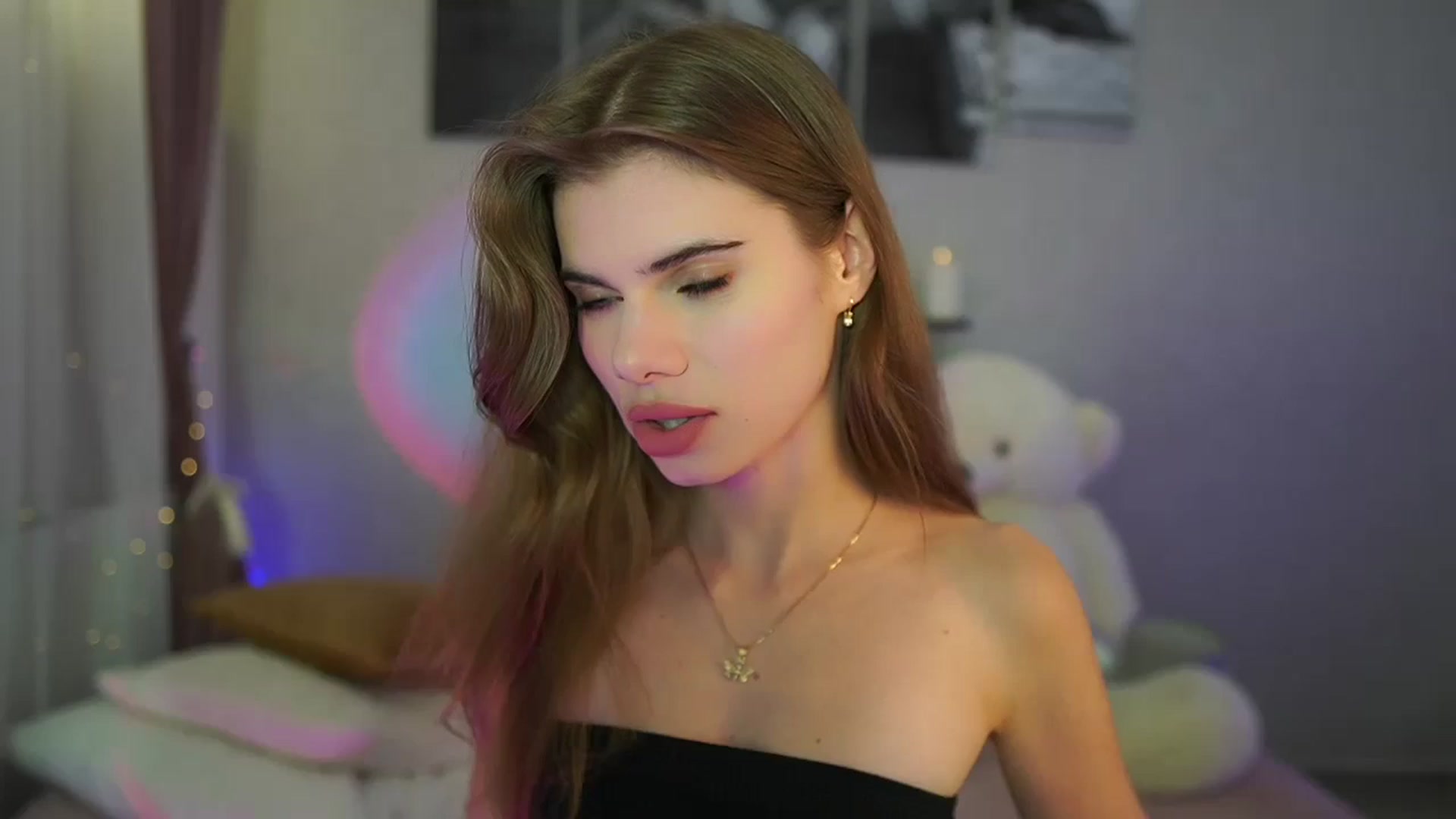 Gallery image thumbnail from RileyReid_18's myfreecams stream on, 06/09/2024, 20:45 image 2 of 20