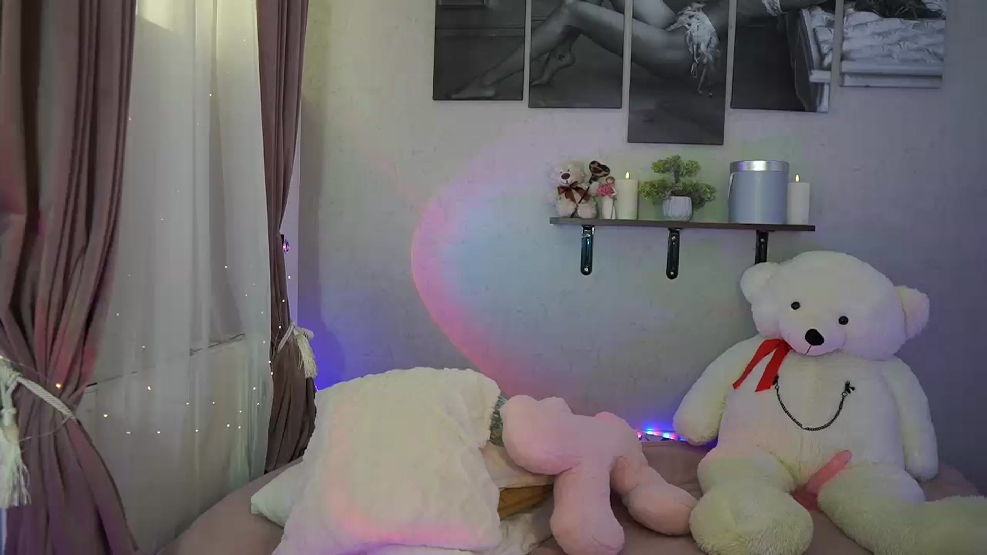 Gallery image thumbnail from RileyReid_18's myfreecams stream on, 06/12/2024, 19:11 image 9 of 20