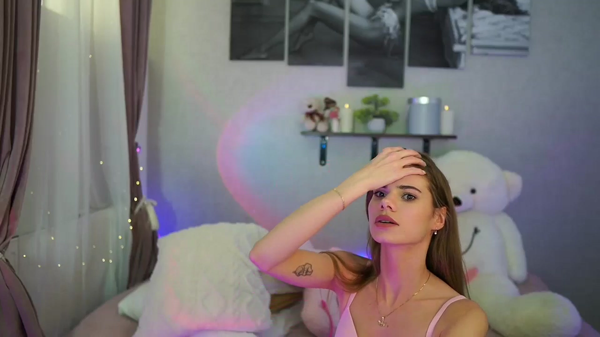 Gallery image thumbnail from RileyReid_18's myfreecams stream on, 06/12/2024, 19:33 image 5 of 20