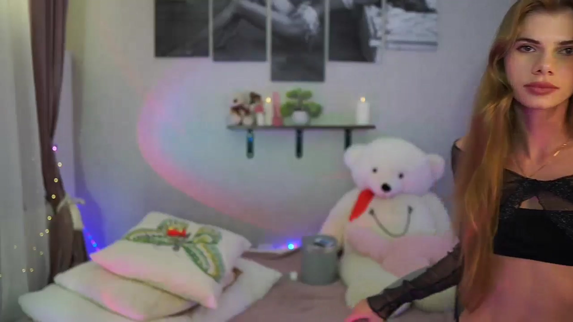 Gallery image thumbnail from RileyReid_18's myfreecams stream on, 06/13/2024, 16:37 image 16 of 20
